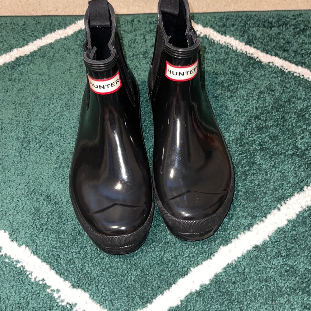 HUNTER gloss chelsea boots black